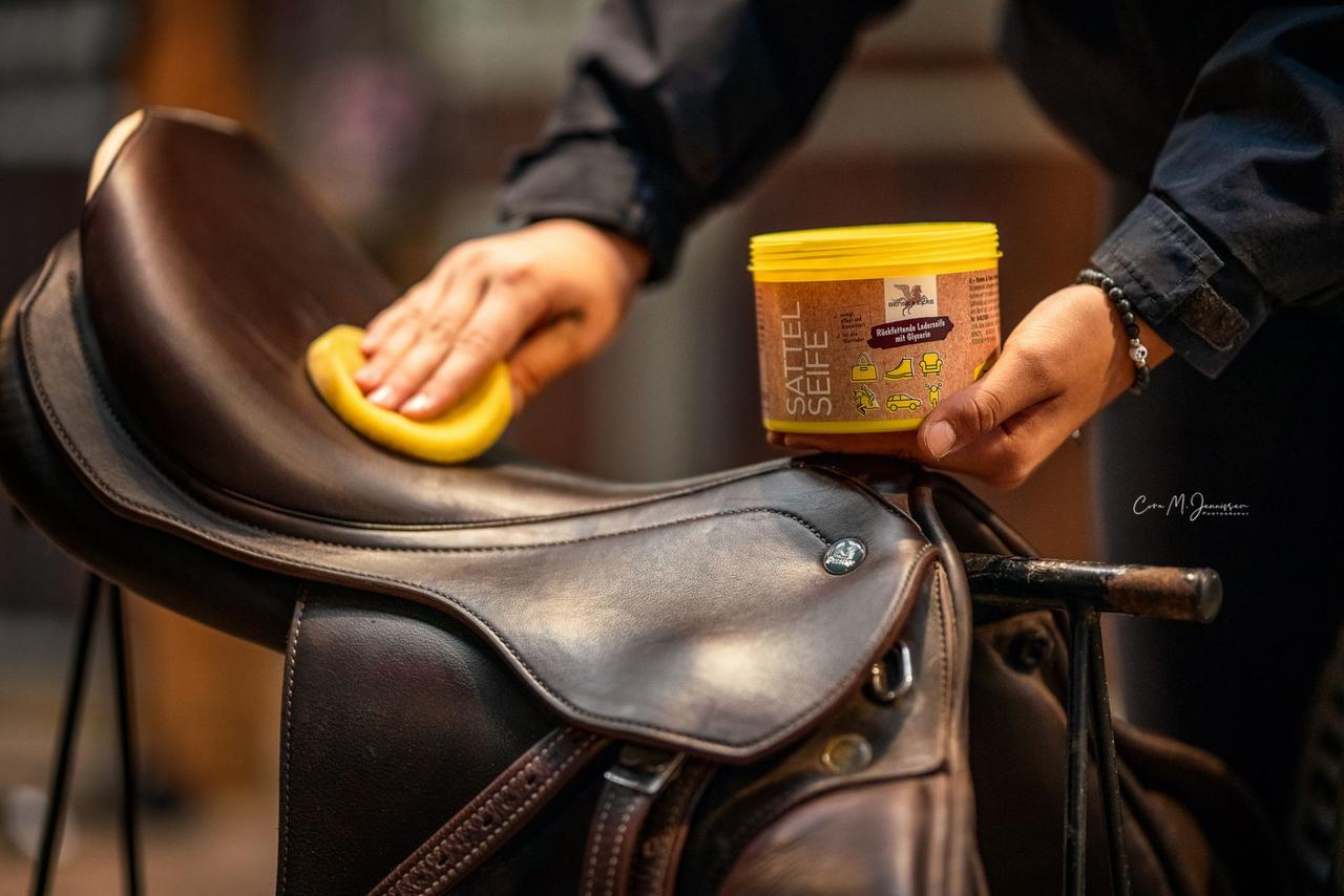 Bense & Eicke Savon pour selle avec éponge